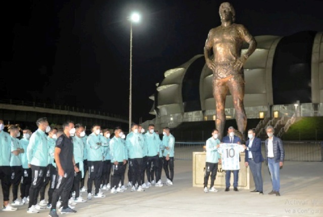 Leo Messi encabezó la inauguración de la enorme Estatua que homenajea a Diego Maradona