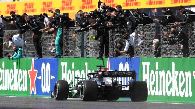 Fórmula 1: Con una gran estrategia de Mercedes, Hamilton superó a Verstappen y ganó el Gran Premio de España