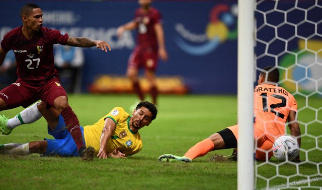 Brasil debutó con una goleada ante una Venezuela disminuida