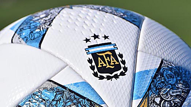 La nueva pelota del fútbol argentino con las tres estrellas