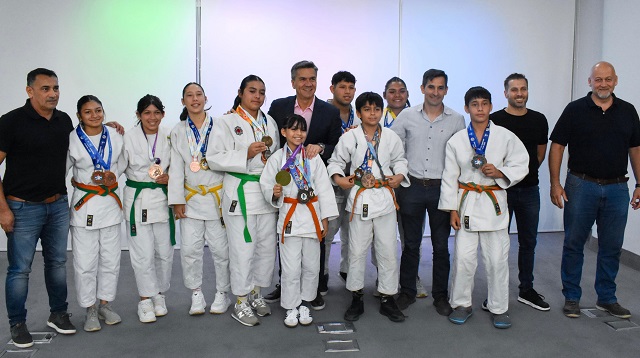 El Deporte como ejemplo: El Gobernador Zdero reconoció el desempeño de jóvenes Chaqueños de diferentes disciplinas