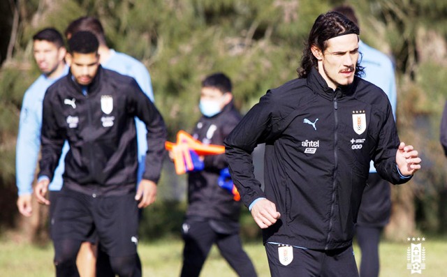 Uruguay prepara un ataque con De La Cruz, Cavani y Suárez para el debut con Argentina
