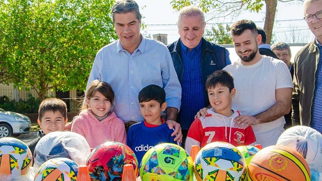 Inauguraron nuevos playones deportivos en una escuela y un club de La Escondida