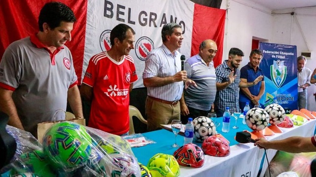 Capitanich entregó equipamiento deportivo para 23 equipos de la Liga de Fútbol Saenzpeñense