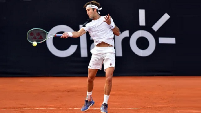 Etcheverry gan&oacute; el duelo argentino en el R&iacute;o Open ante Comesa&ntilde;a y avanz&oacute; a octavos de final