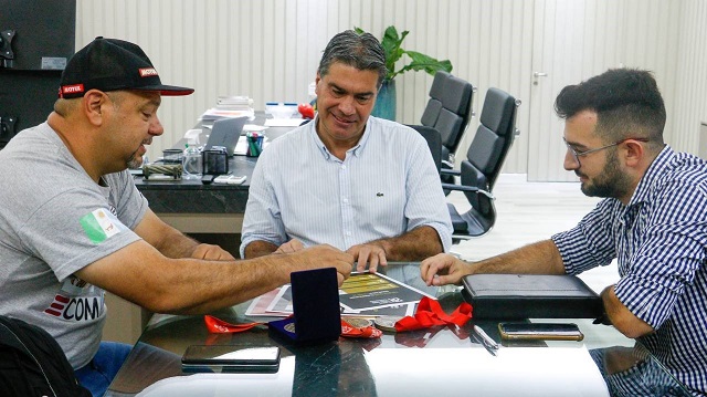 Capitanich recibió al piloto Chaqueño Carlos Verza luego de su participación en el Dakar 2023  