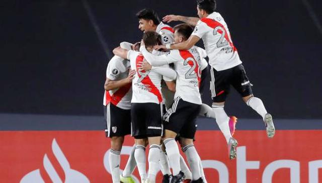 Copa Libertadores: River Plate hizo historia, con Enzo Pérez de arquero y sin suplentes, derrotó 2-1 a Independiente Santa Fe