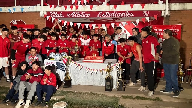 94 a&ntilde;os de historia: Atl&eacute;tico Estudiantes de Resistencia celebr&oacute; junto a su barriada