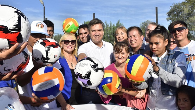 Presidencia Roca: El Gobernador inauguro un Playón Deportivo y entrego elementos e indumentaria 
