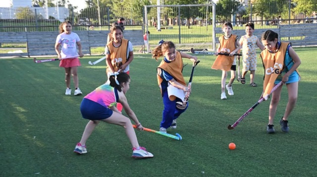 CLASES DE HÓCKEY CON ACCESO LIBRE EN EL TIRO FEDERAL
