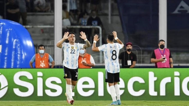 Argentina le ganó a Colombia ante el fervor cordobés y estiró su invicto