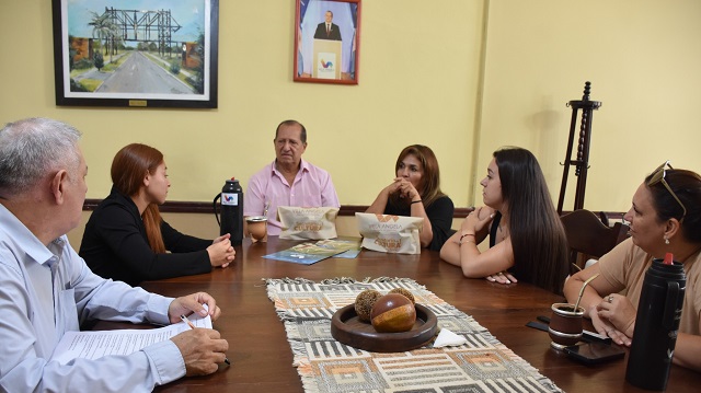 P&aacute;del: El Intendente Adalberto Papp recibi&oacute; a las campeonas Argentinas Emilce de Arriba e Iv&oacute;n Romero