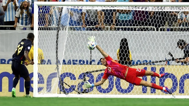 Gracias al "Dibu" Martínez, Argentina venció por penales a Ecuador y está en las semifinales de la Copa América