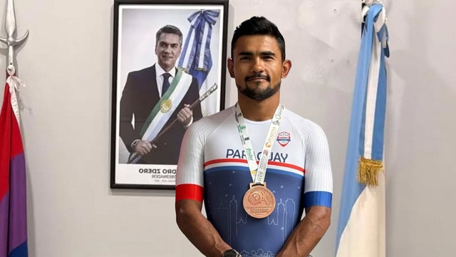 El campe&oacute;n mundial de patinaje en velocidad Julio Mirena en el Instituto del Deporte Chaque&ntilde;o