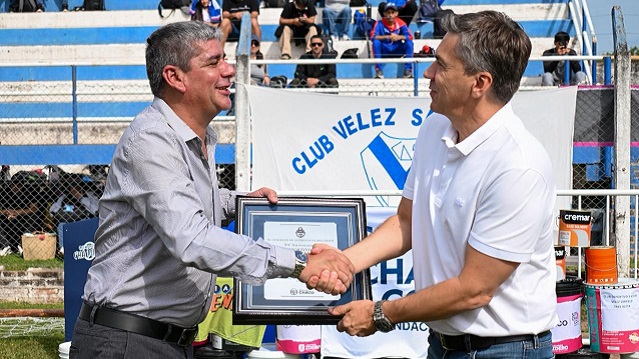 Tres Isletas: El Gobernador Zdero acompa&ntilde;&oacute; los 90 A&ntilde;os del Club V&eacute;lez Sarsfield  y entreg&oacute; equipamiento Deportivo 