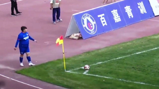 Un chino de más de 120 kilos jugó un partido de fútbol porque su padre es el dueño del club (Video)