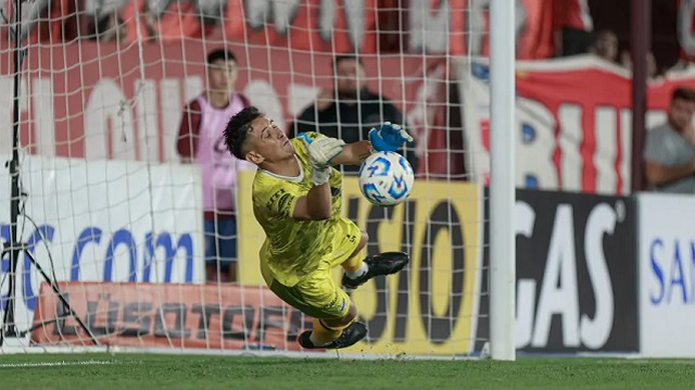 El arquero chaque&ntilde;o Mauro Emilio Leguiza de Midland se visti&oacute; de h&eacute;roe ante Argentinos Jr.