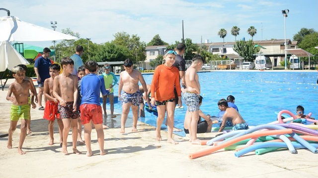 Deportes cierra la temporada 2026 de pileta externa 