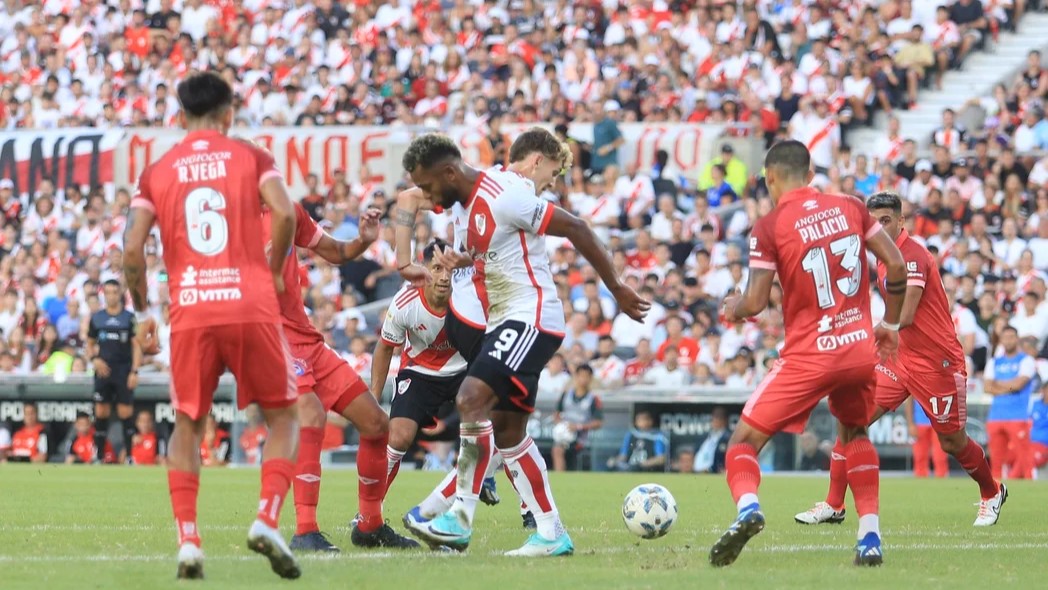 River no pudo aguantarlo e igualó ante Argentinos Juniors en el debut de la Copa de la Liga